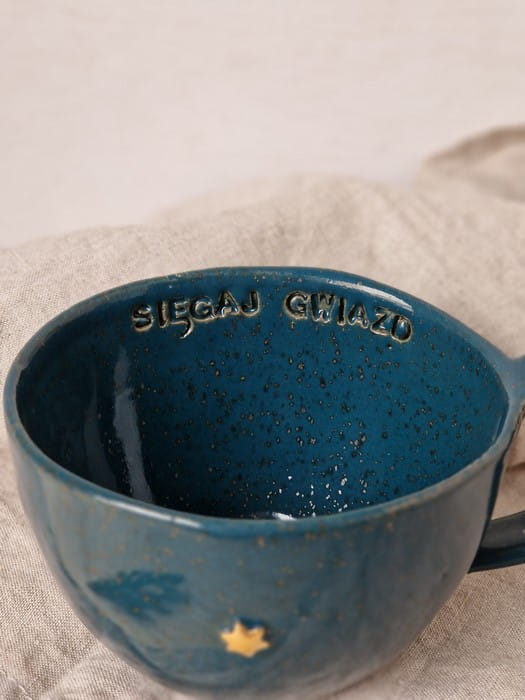 Zbliżenie na dekoracyjny napis na morskiej filiżance ceramicznej 300 ml handmade