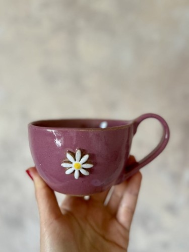 Filiżanka ceramiczna z kwiatem 300 ml różowa trzymana w dłoni handmade