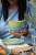 Duży kubek ceramiczny 400 ml limonkowo-turkusowy w dłoni – ceramika handmade