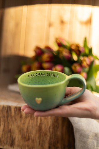 filiżanka ceramiczna 300 ml limonkowo turkusowa ze złotym serduszkiem z afirmacją ręcznie robiona filiżanka na prezent