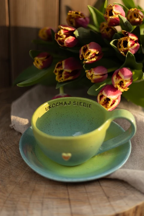 filiżanka ceramiczna 300 ml limonkowo turkusowa ze złotym serduszkiem z afirmacją zestaw filiżanka ze spodkiem ręcznie robiona na prezent