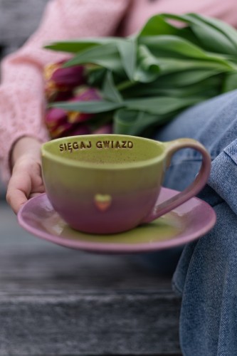 filiżanka ceramiczna 300 ml limonkowo różowa ze złotym serduszkiem z afirmacją filiżanka ze spodkiem ręcznie robiona na prezent