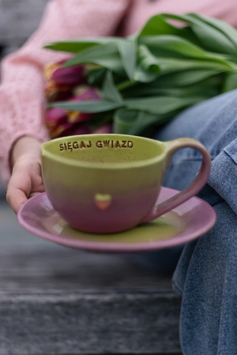 filiżanka ceramiczna 300 ml limonkowo różowa ze złotym serduszkiem z afirmacją filiżanka ze spodkiem ręcznie robiona na prezent
